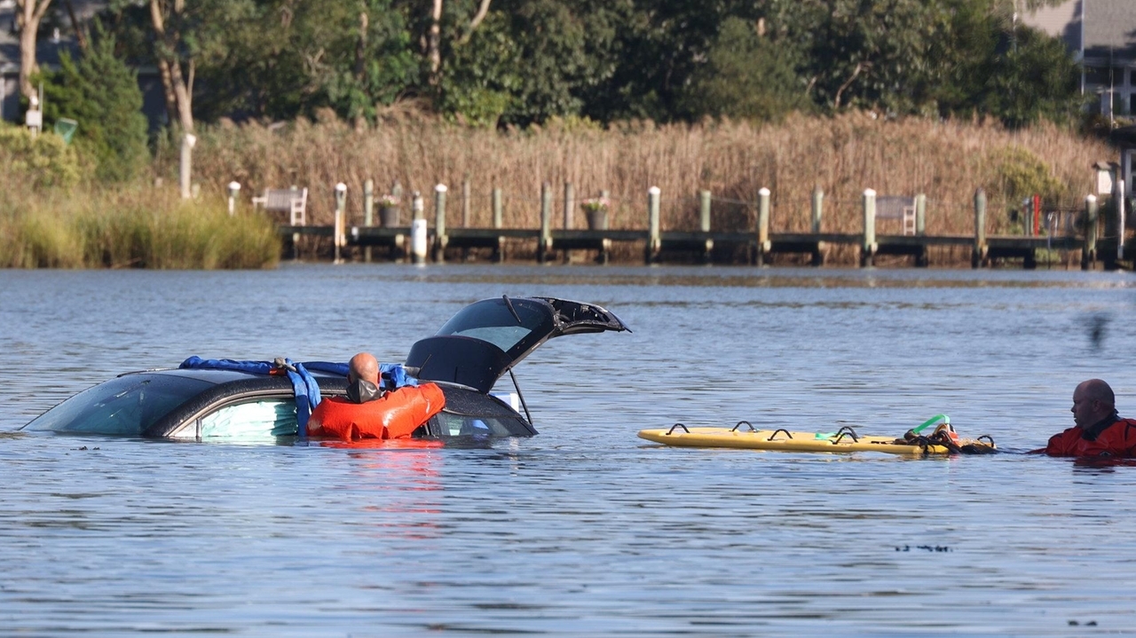 Suffolk cops, citizens rescue drivers from water - Newsday