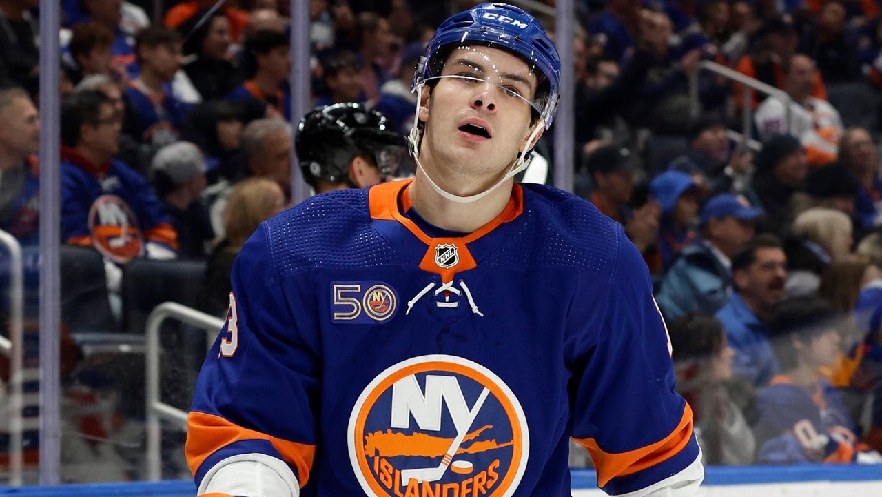 Mat Barzal Back for Isles Just in Time