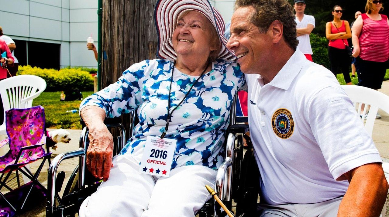 Gov. Cuomo hobnobs with local pols at Great Neck parade Newsday