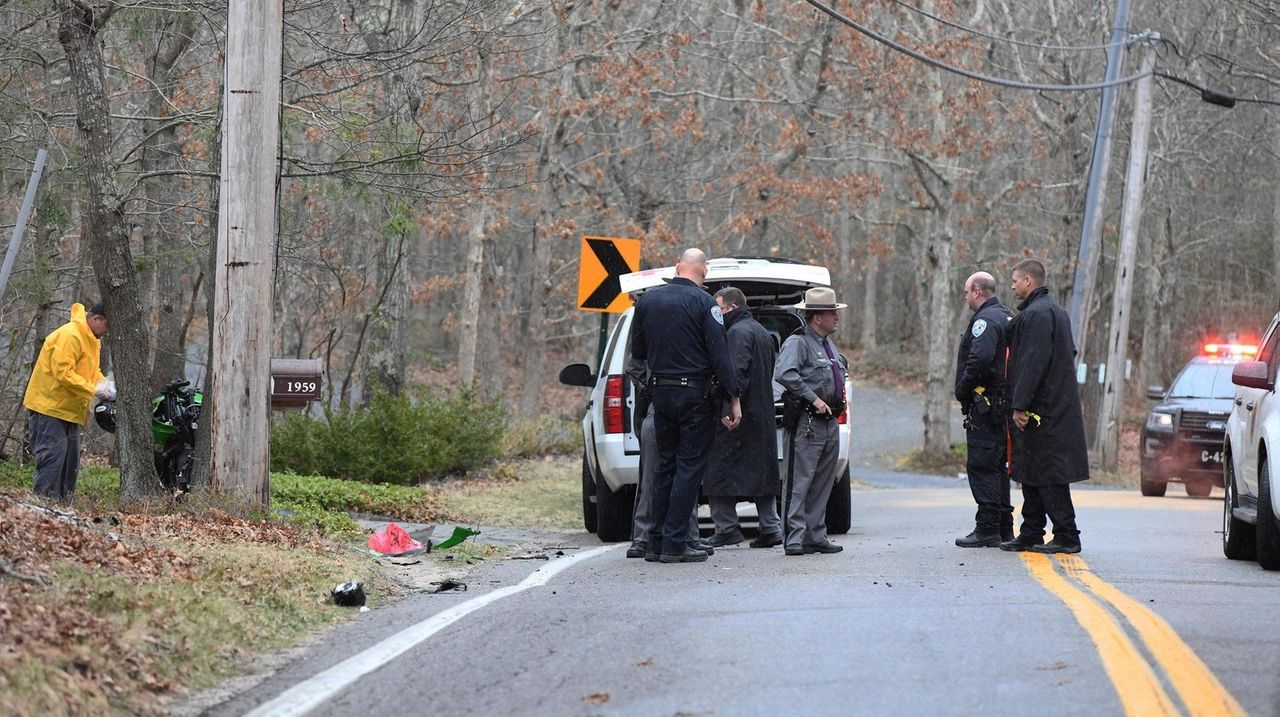 Southampton Town police Man thrown from motorcycle in crash, killed