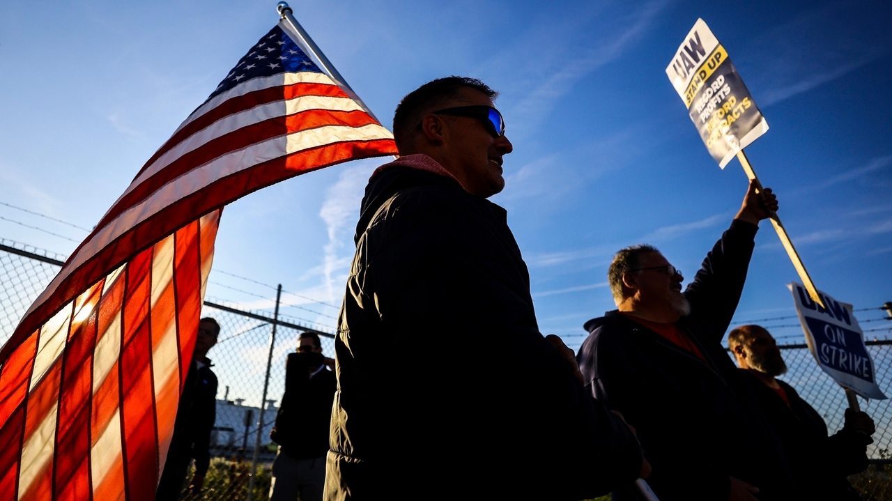 Jeep maker Stellantis makes a new contract offer as auto workers prepare to expand their strike - Vimarsana News