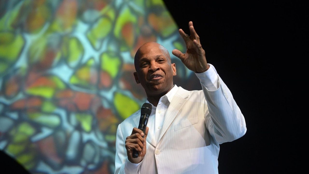 Lawsuit: Freeport pastor Donnie McClurkin sexually abused personal  assistant - Newsday