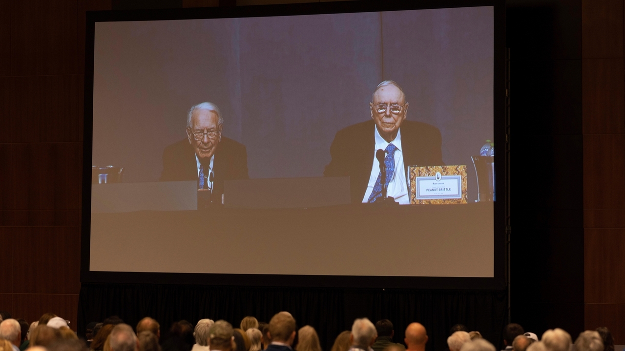 Warren Buffett buys another $127 million worth of Occidental Petroleum ...
