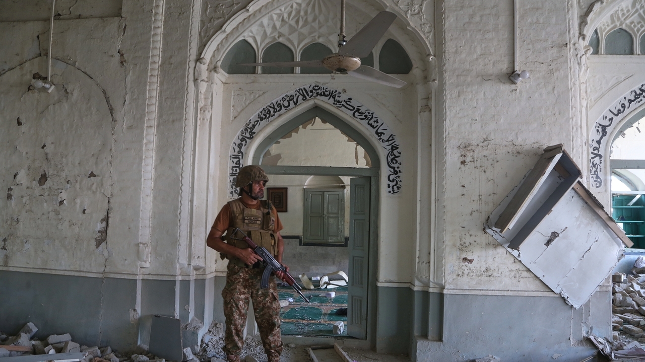 Pakistan Mosque Bombing Kills at Least 31