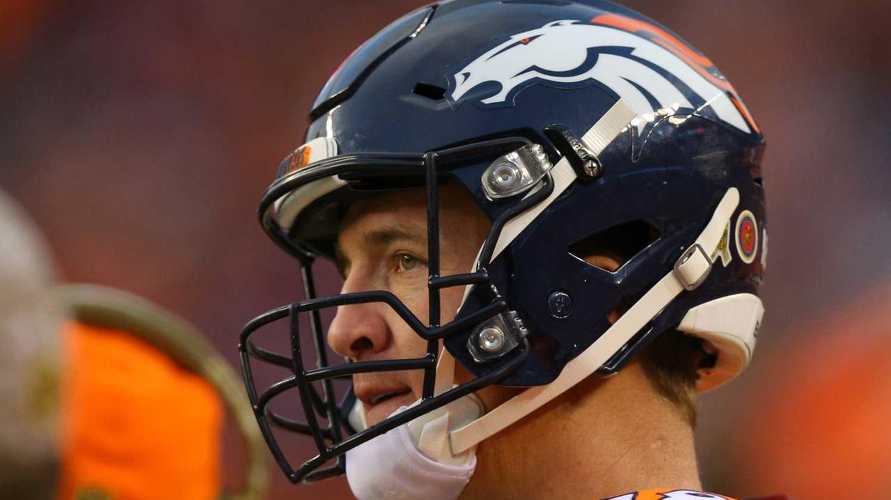 With walking cast still on, Peyton Manning stays involved