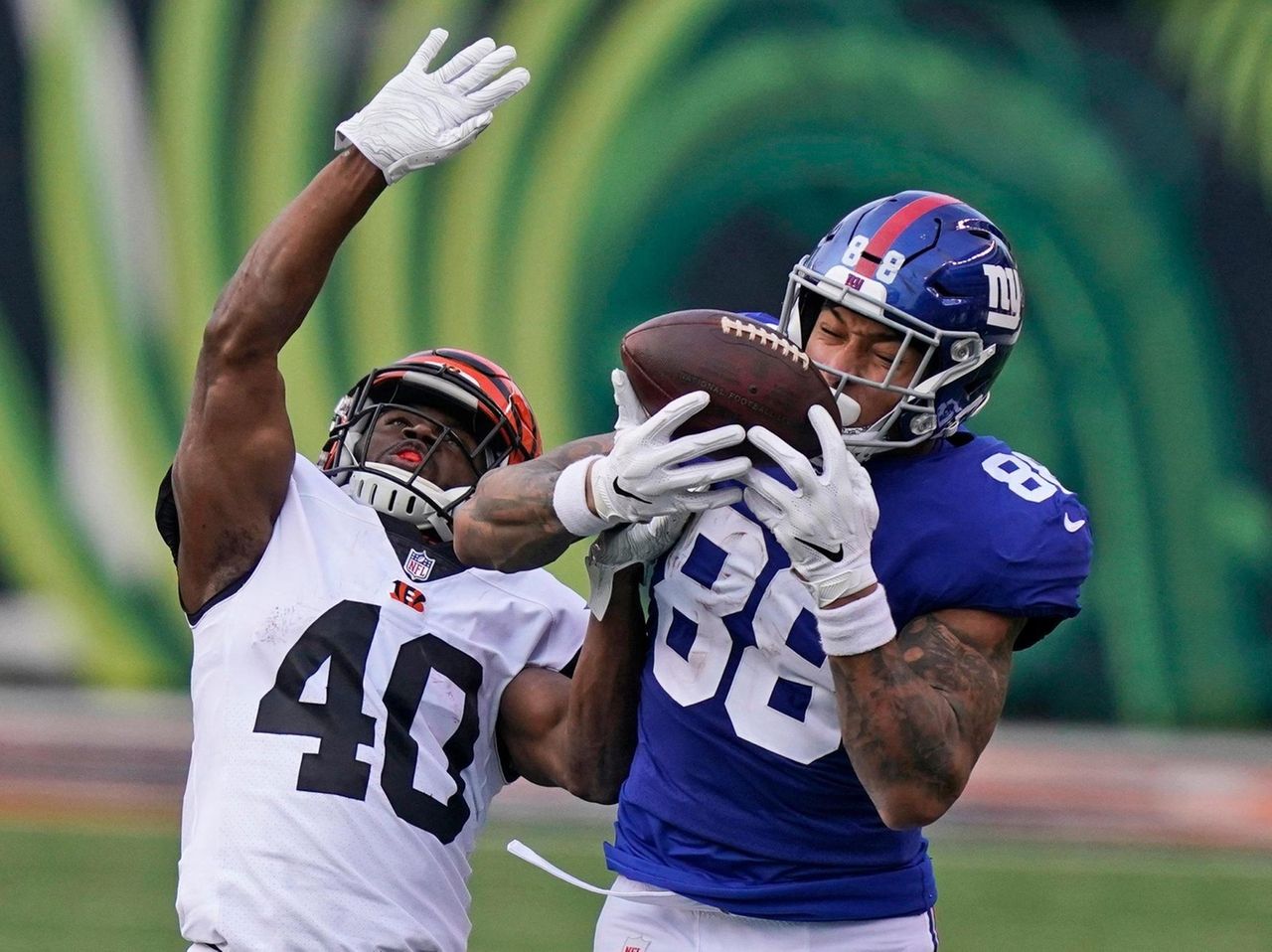 Giants top Bengals, move into first place in NFC East despite injury to  Daniel Jones - Newsday