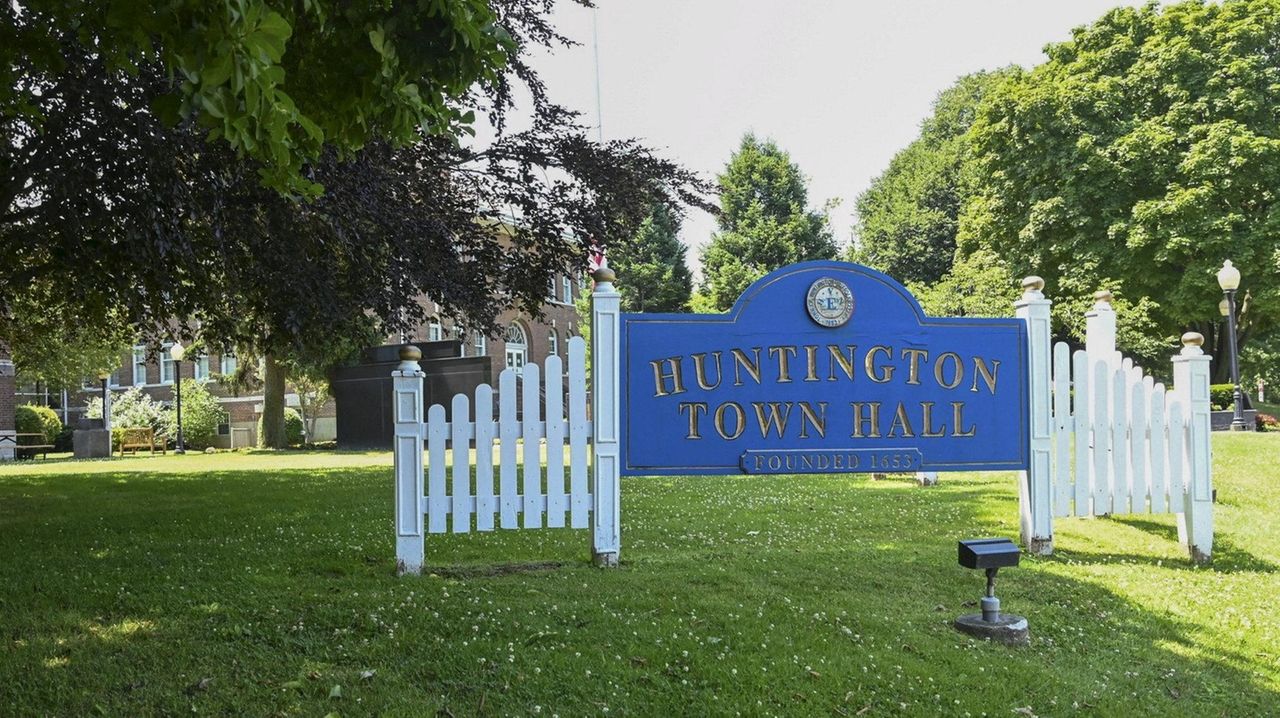 Huntington Town narrowly approves updates to its employment plan - Newsday