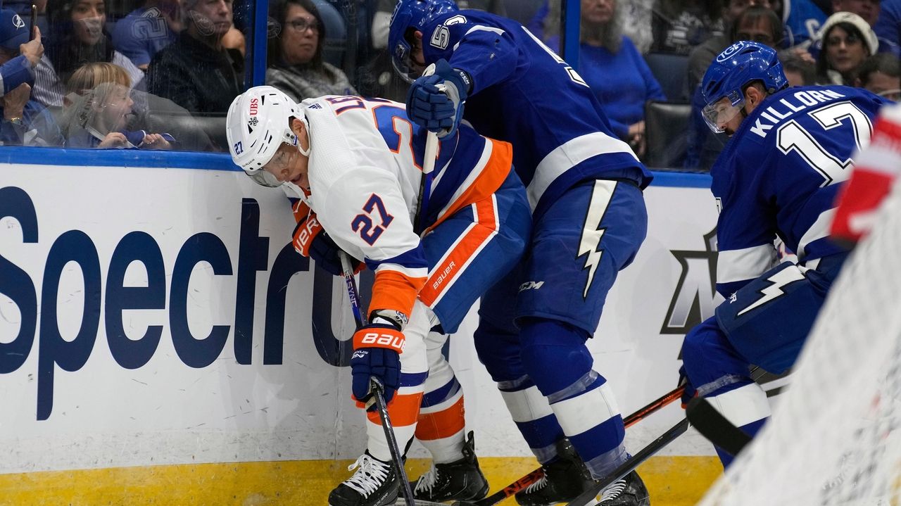 Isles make a better effort but still lose to Lightning Newsday