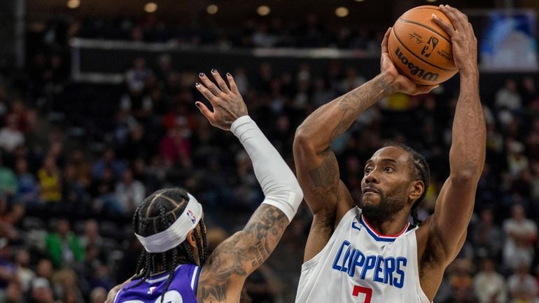 Los Angeles Clippers forward Kawhi Leonard (2) shoots over Utah...