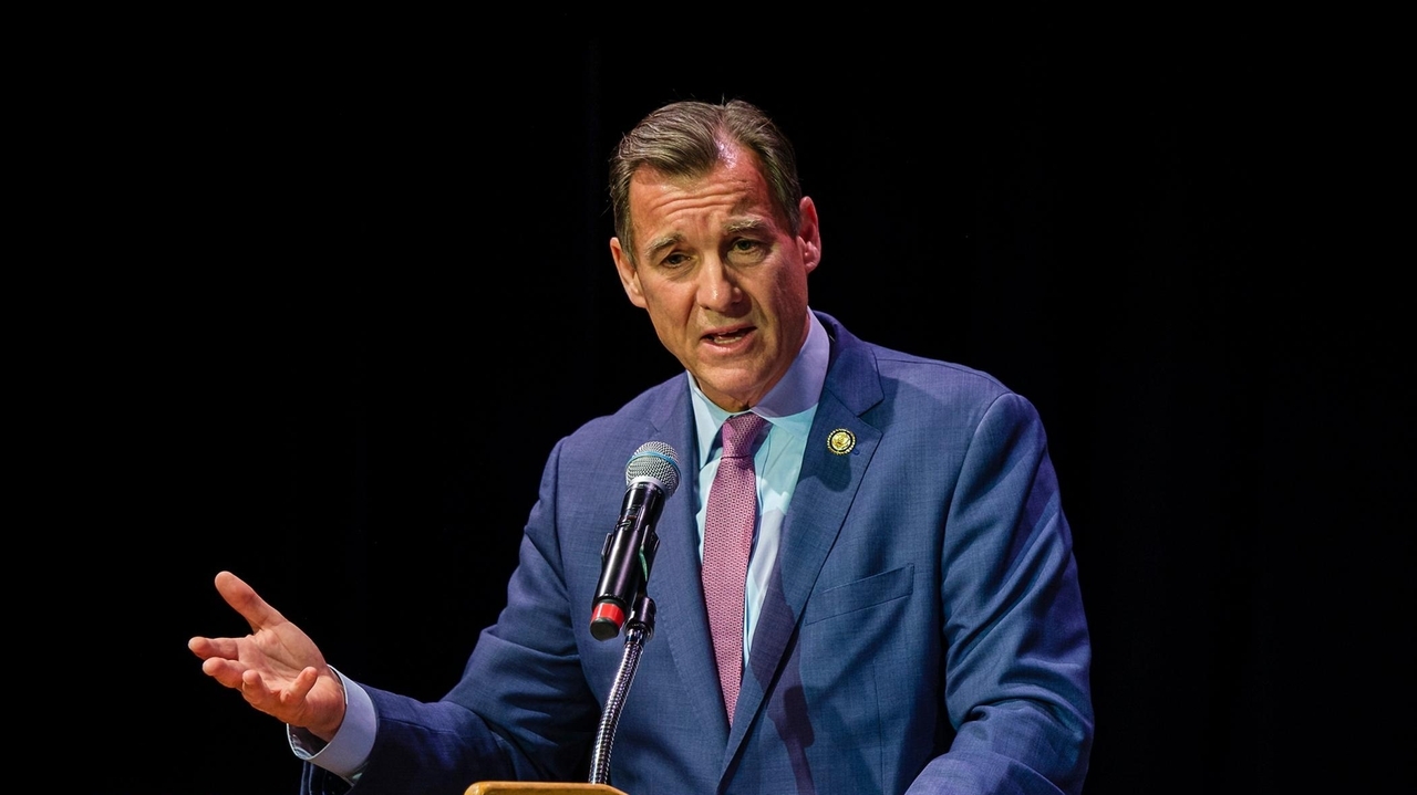 Suozzi proposes bill that would block fund for Jan. 6 defendants