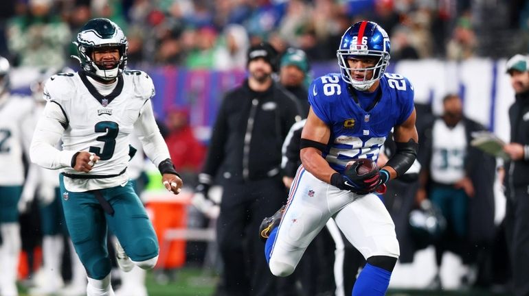 Saquon Barkley #26 of the Giants catches a pass in the...