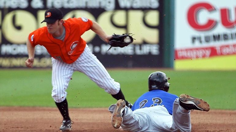 Ducks second baseman Shawn Williams puts the tag on Skeeters...