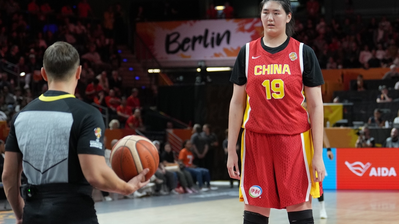 China's 7-Foot-3 Zhang Ziyu Impresses on World Cup Debut Against Team USA
