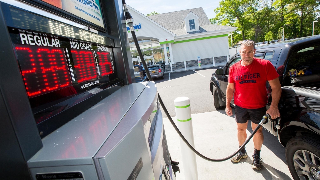 Weekend gas prices to hit highest level in 4 years, experts say - Newsday