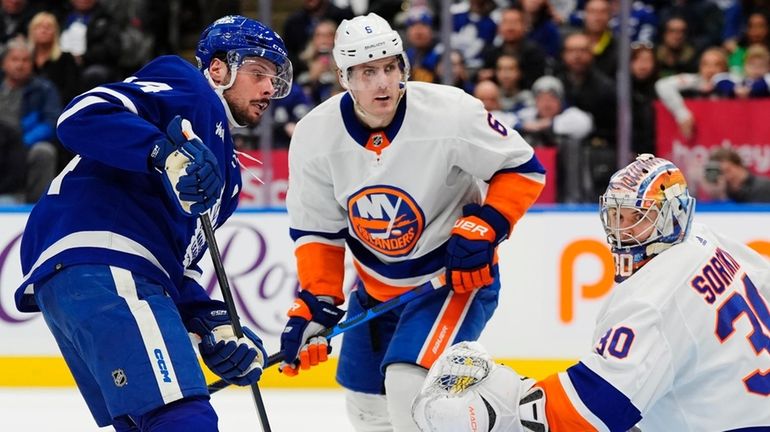 Toronto Maple Leafs' Auston Matthews (34) and New York Islanders'...