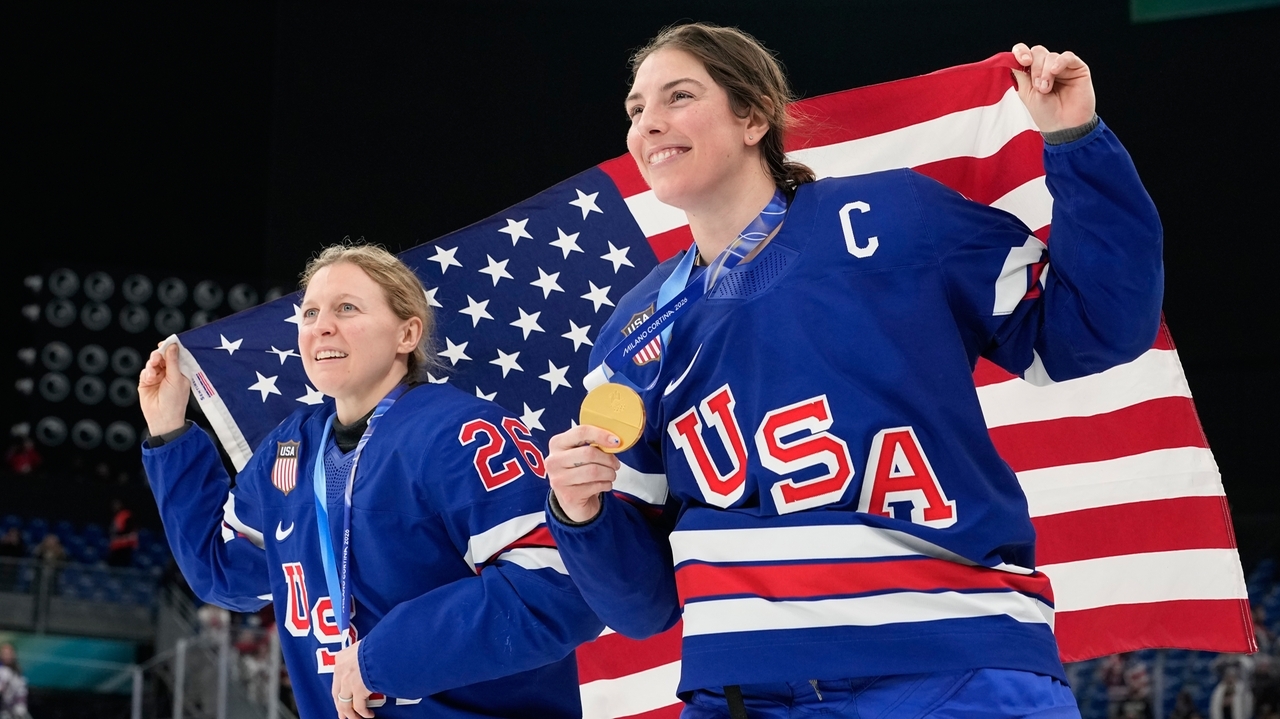 Knight delivers joke during 'SNL' appearance featuring US men and women hockey gold medal winners