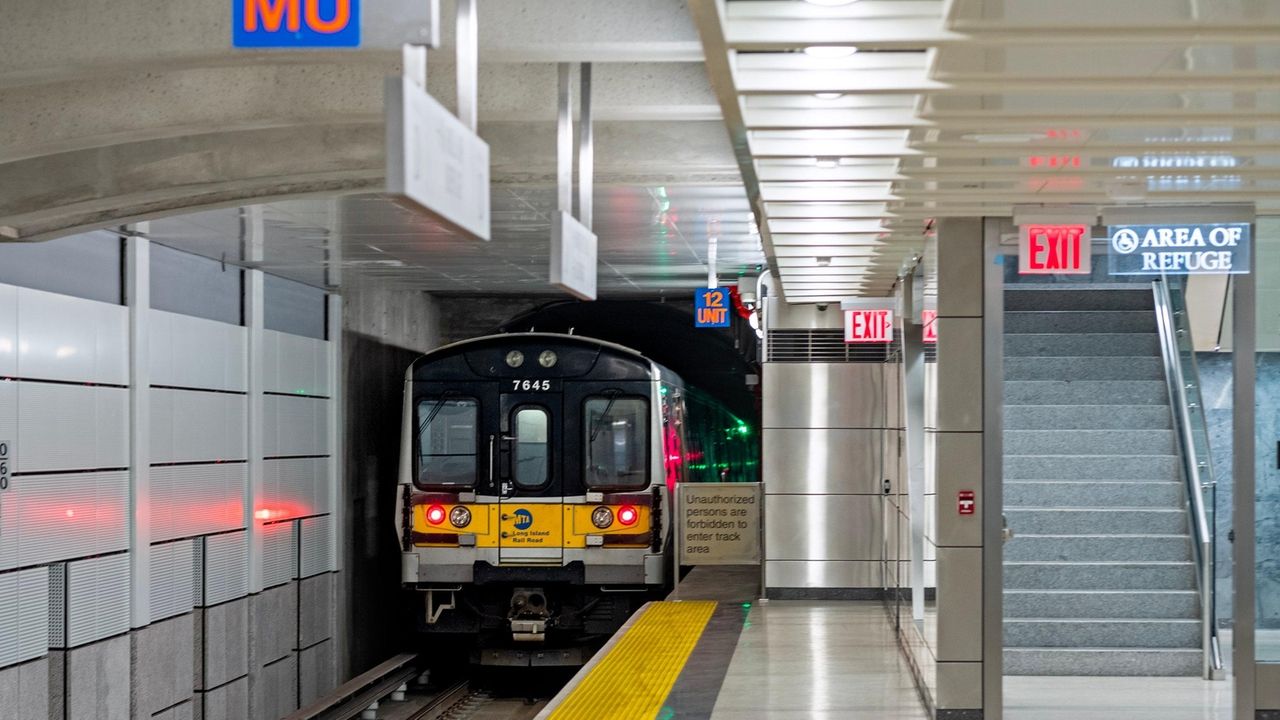 根据乘客反馈，LIRR恢复停靠站点，提供更多快速服务，并在宾夕法尼亚车站重新安排线路。