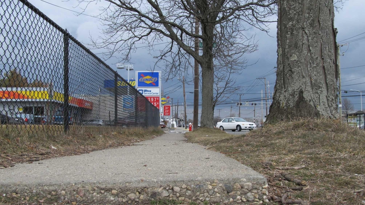 Long Island's towns deal with sidewalk repairs - Newsday