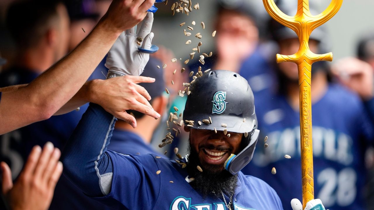 Mariners close out August with 21 wins after rallying past Oakland for