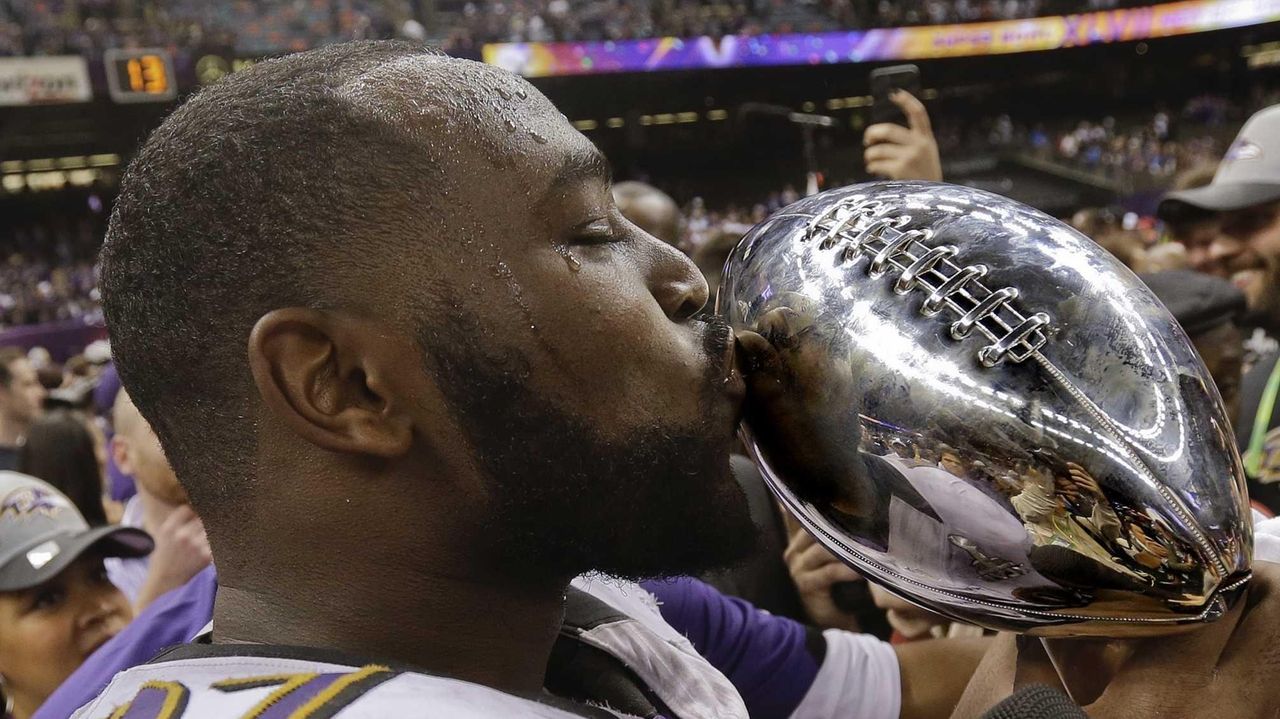 Baltimore Ravens win Super Bowl, defeating San Francisco 49ers, 34-31