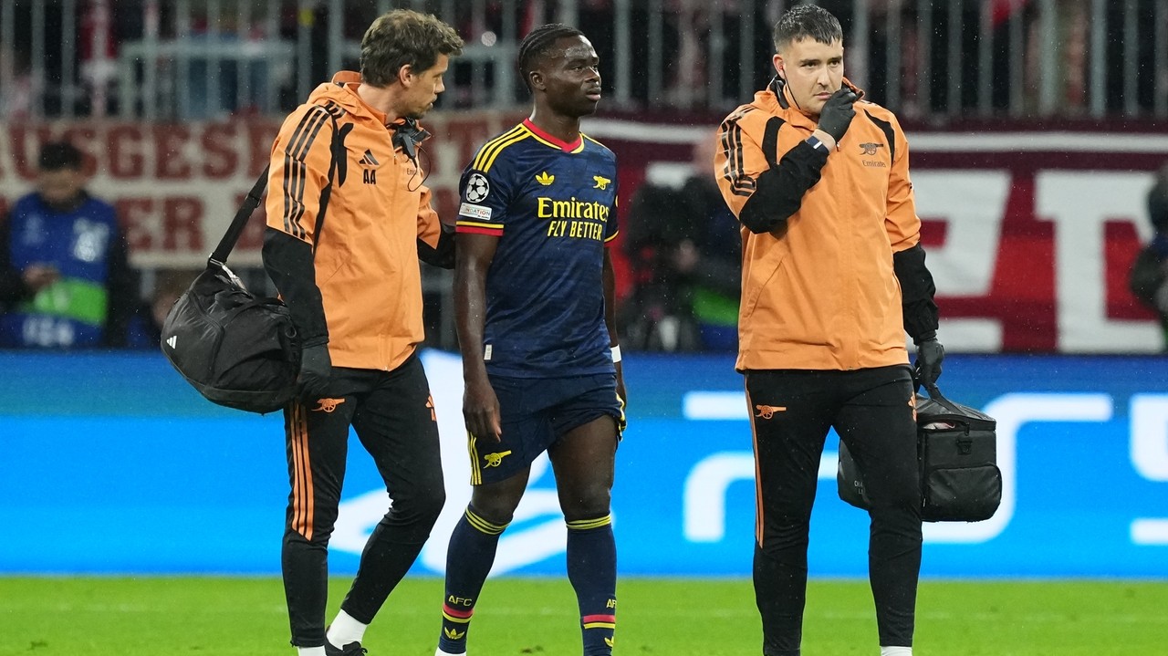 Arsenal forward Bukayo Saka forced off early with leg injury against ...