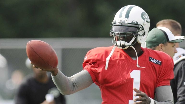 Jets quarterback Michael Vick patted a reporter on the butt after abruptly  exiting an interview - Sports Illustrated