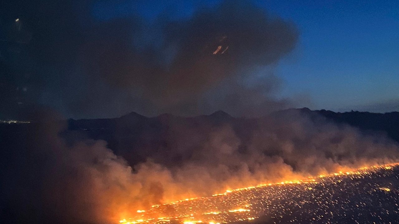 Over 1,000 people remain evacuated as crews dig containment line around ...