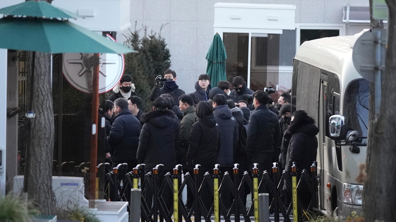 South Korean investigators attempt to detain impeached President Yoon Suk Yeol - Newsday