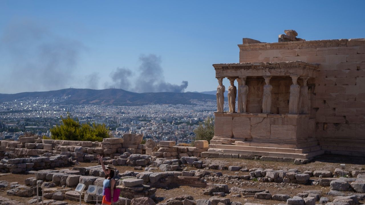 Greece shuts Acropolis, 2 firefighters killed in Italy as southern ...