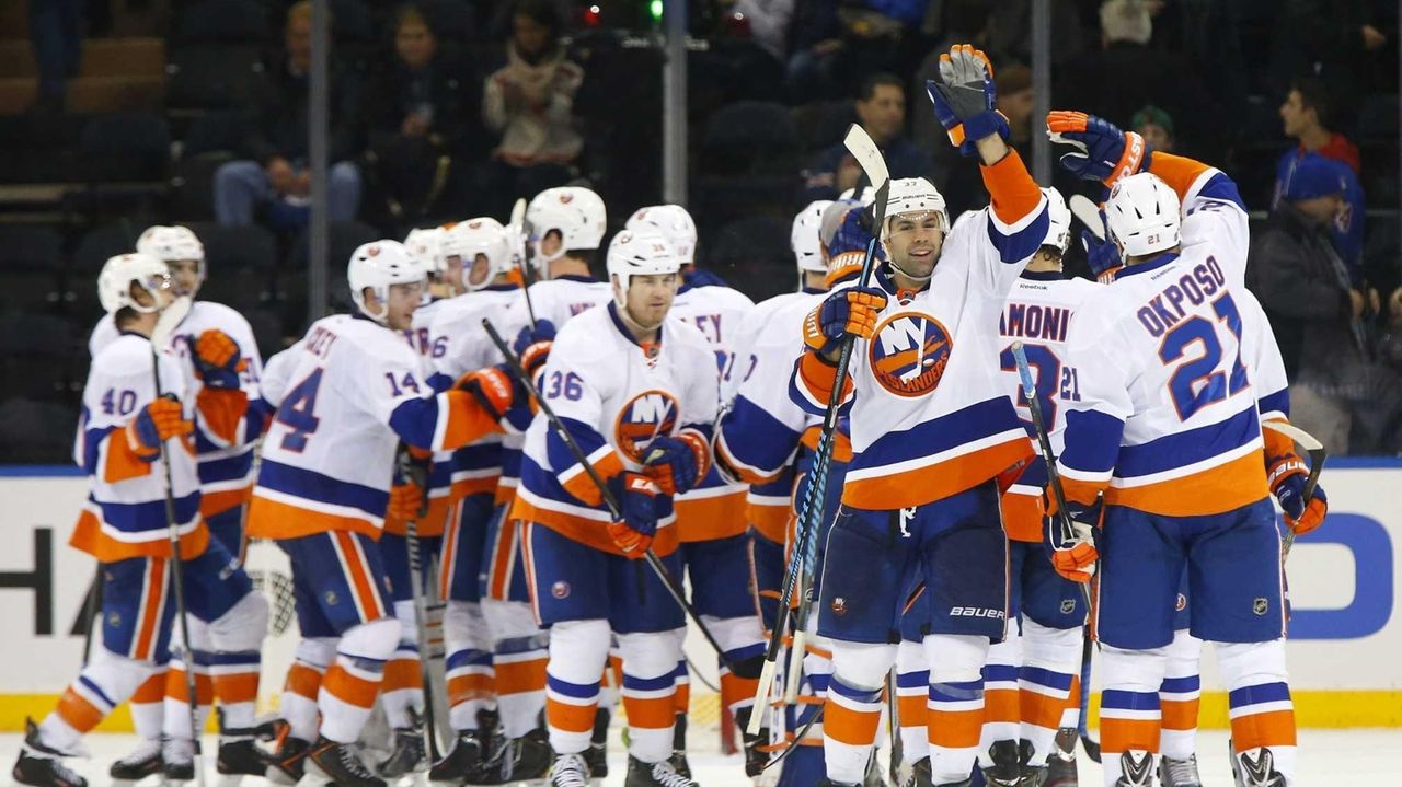 Cal Clutterbuck finally returns to Islanders' lineup - Newsday