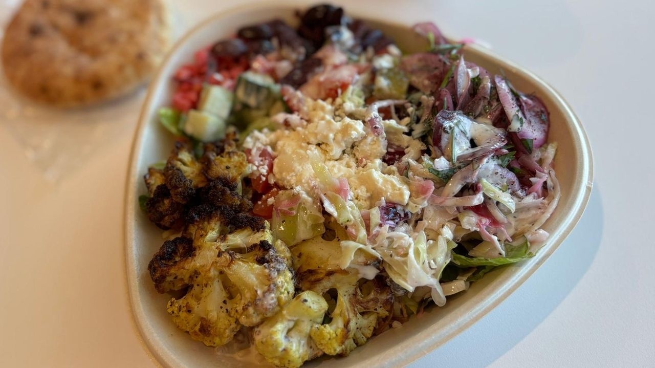 NYC chain opens second LI salad spot