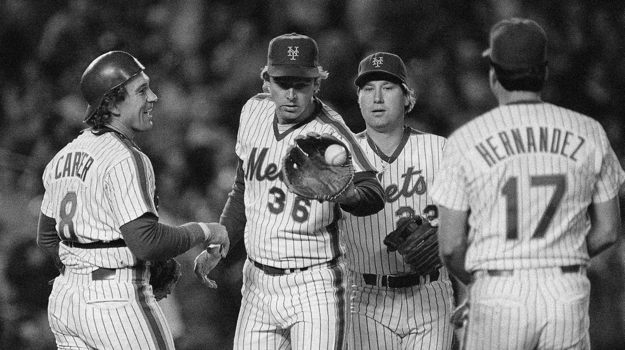 Gary Carter Introduced as Long Island Ducks' Manager - The New York Times