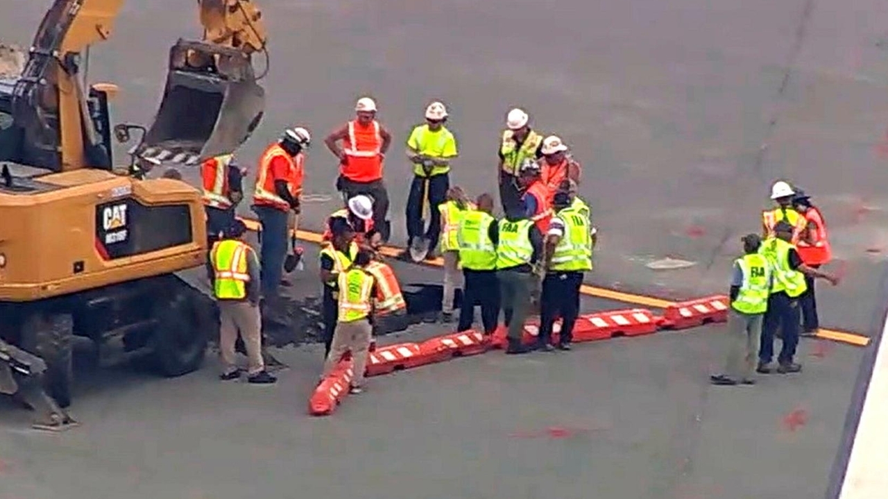 Sinkhole keeps LaGuardia Airport runway closed