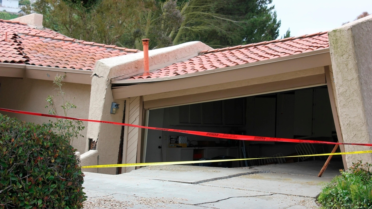 12 homes torn apart by landslide on Southern California's Palos Verdes Peninsula - Vimarsana News
