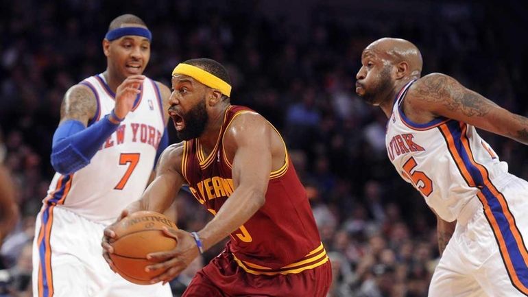 The Cleveland Cavaliers' Baron Davis drives against the New York...