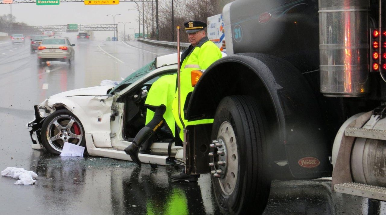 LIE crash in Plainview kills Levittown driver, police say Newsday