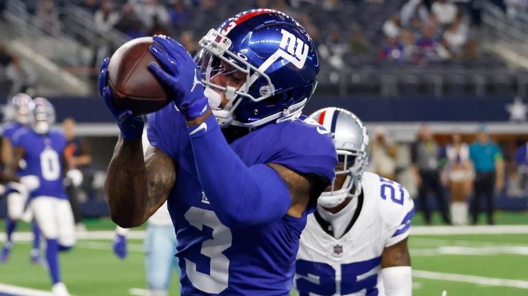 Sterling Shepard of the Giants catches a touchdown pass during the...