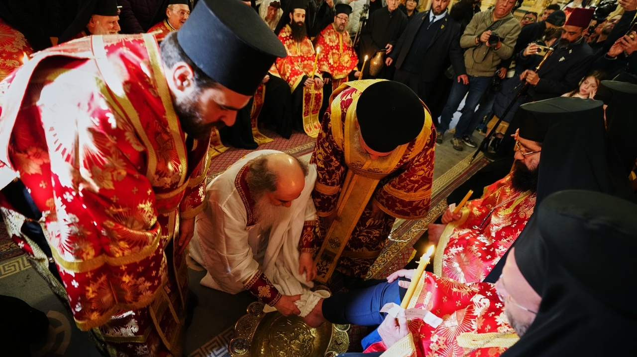 Israel lifts restrictions at holy sites in Jerusalem after fragile ceasefire announced