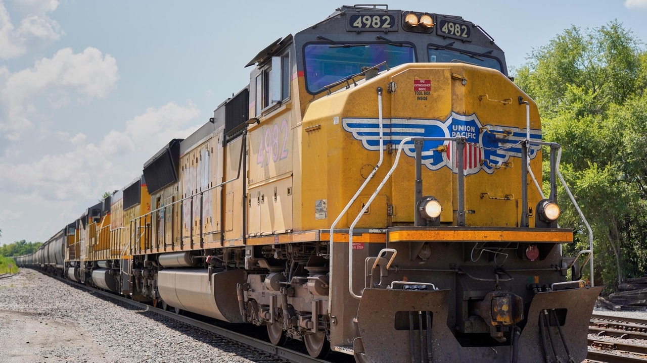 Railroad industry sues to block new locomotive pollution rules in California - Vimarsana News