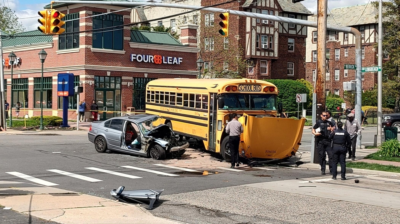 Source image for "School bus crash in Freeport causes no major injuries, police say"