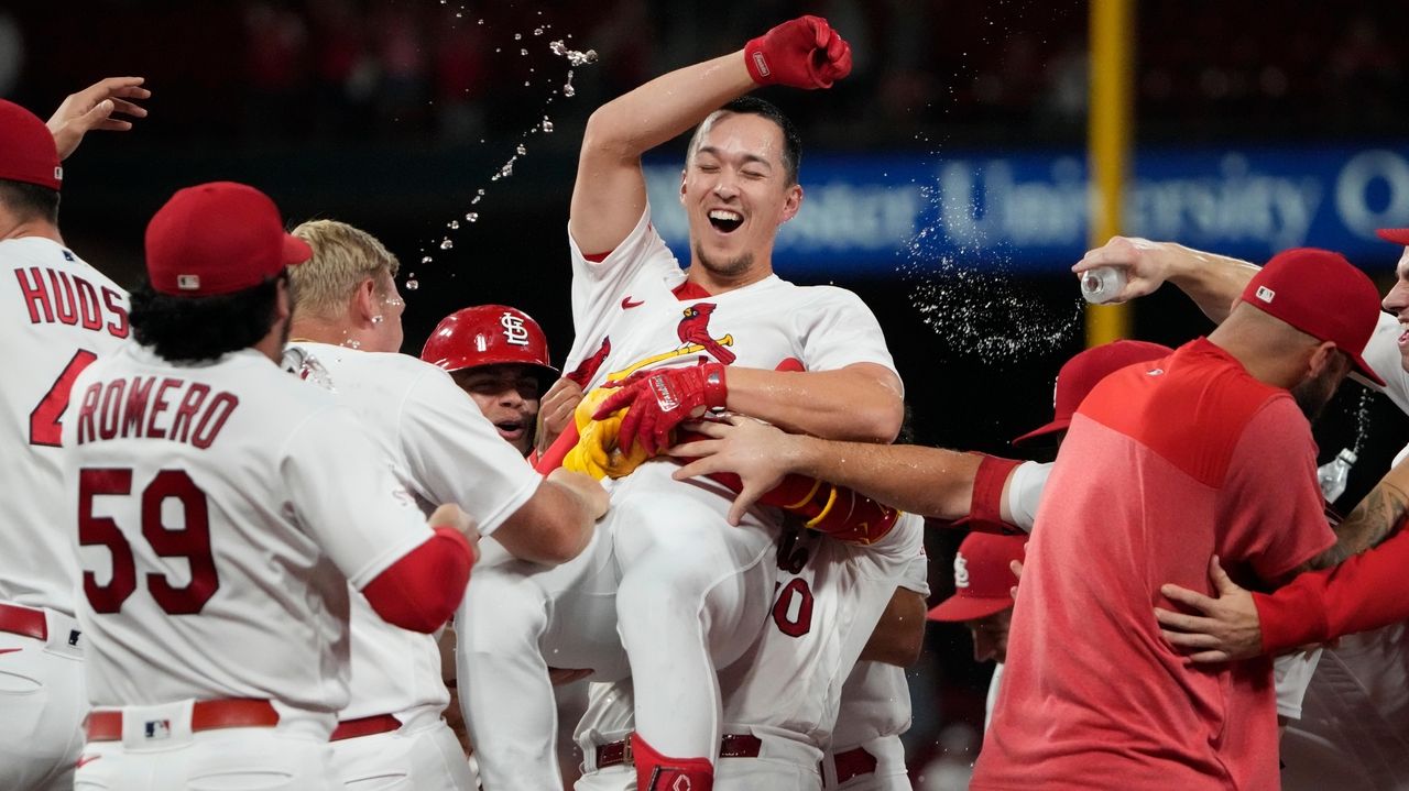 Contreras hits mammoth blast for first homer with Cardinals