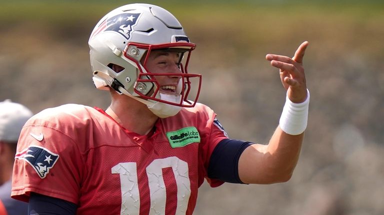 Eagles star gives Patriots QB Mac Jones special shoutout after