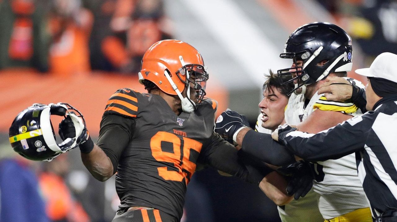 Myles Garrett hits Mason Rudolph with his own helmet as Browns