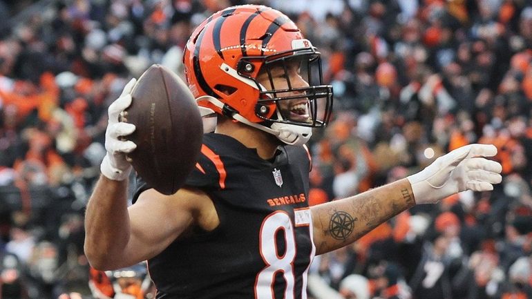 Bengals TE C.J. Uzomah carted off with injury in AFC championship