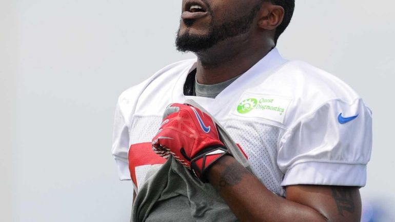 Hakeem Nicks cools off during training camp. (July 27, 2013)