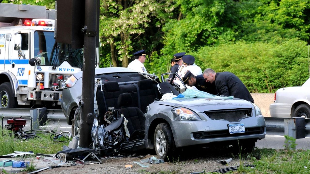 Two NYPD cops killed in Bronx crash - Newsday