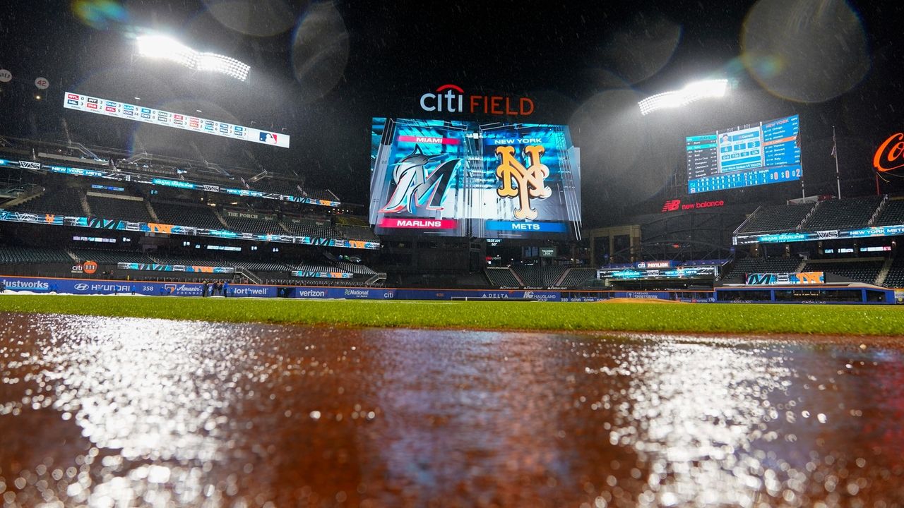 Mets game suspended after blowing save to Marlins, 3-hour rain delay