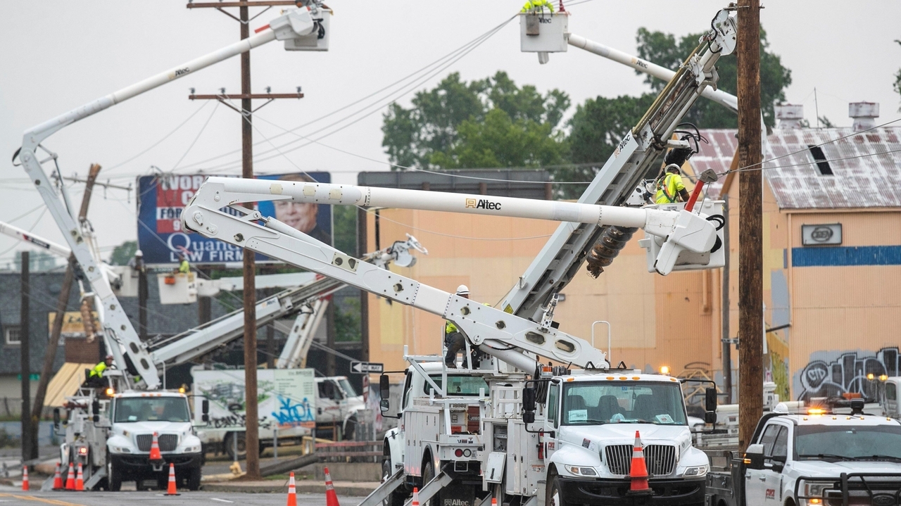 Thousands of residents in Oklahoma and Louisiana remain without power ...