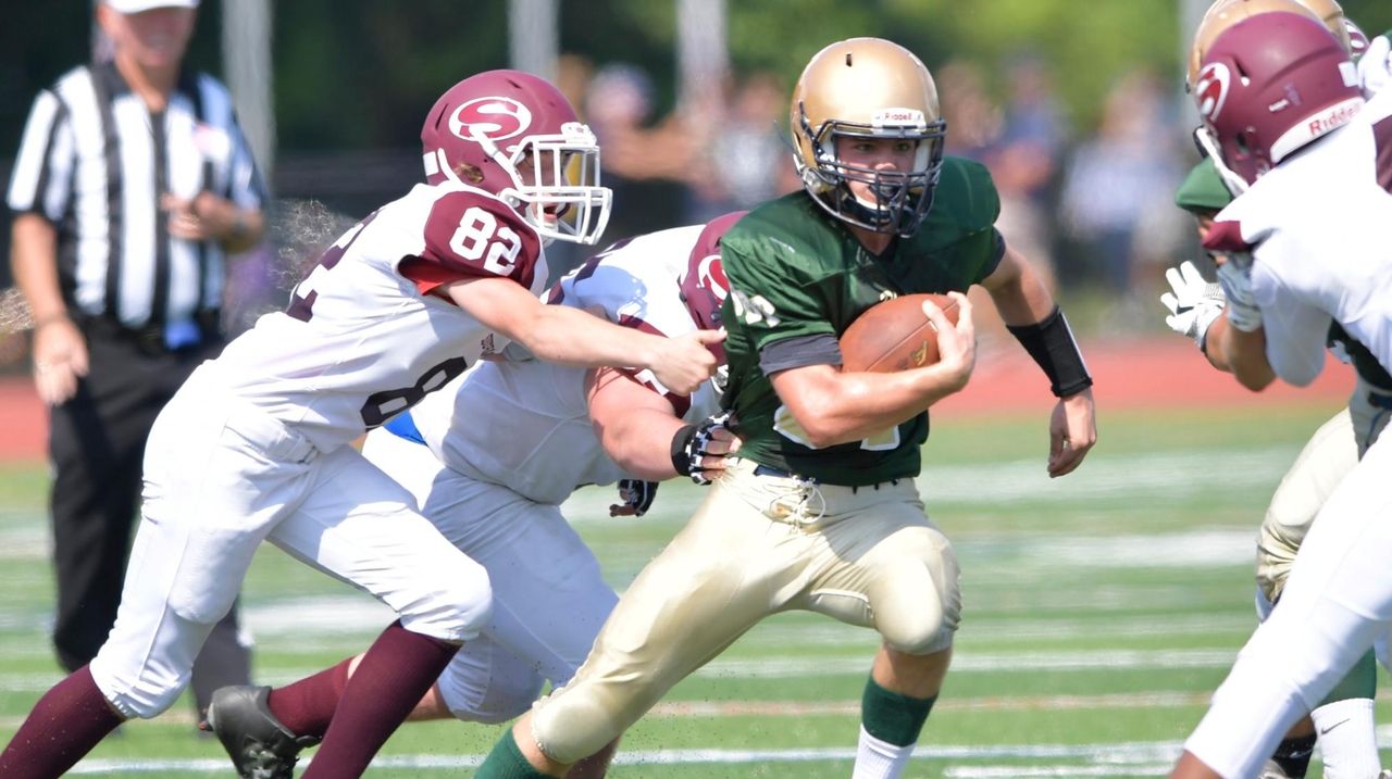 Southampton vs. Bayport-Blue Point football - Newsday