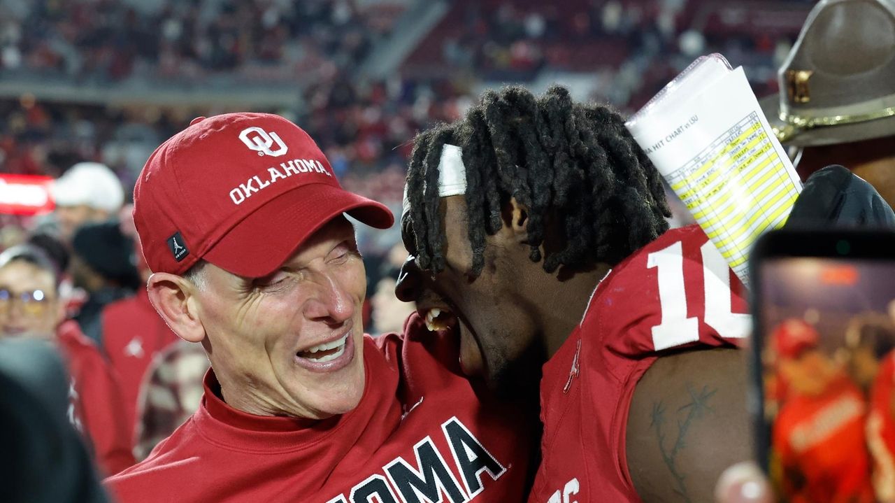 Brent Venables' aggressive defense gives Oklahoma a different look than past Sooners playoff teams